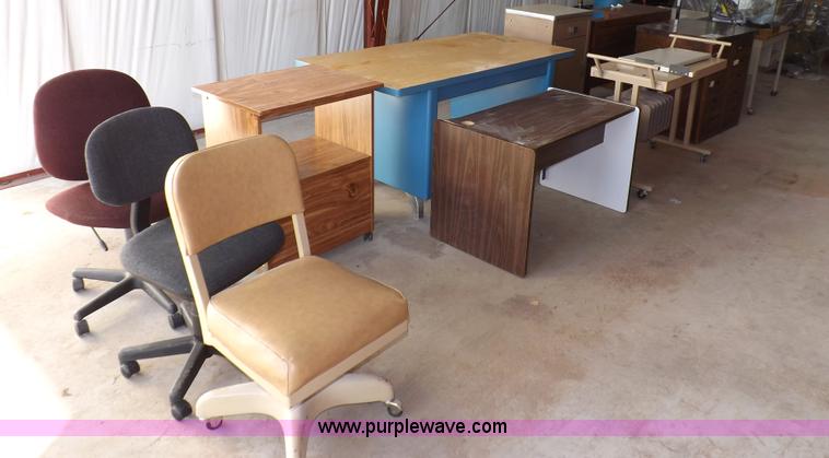 image for item I7507 Assorted office furniture