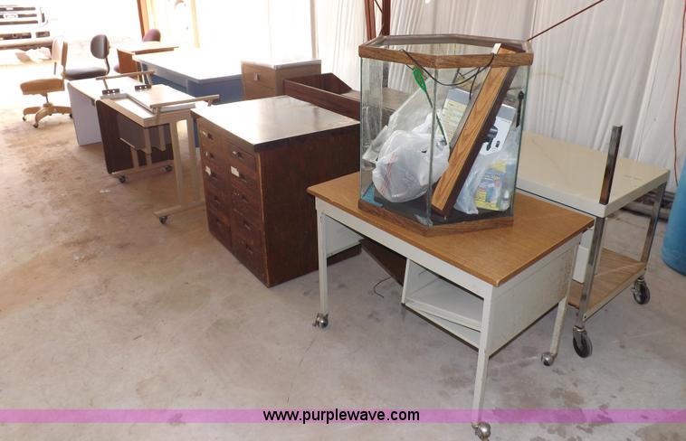 image for item I7507 Assorted office furniture