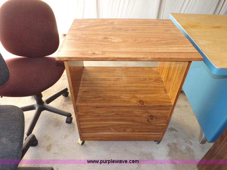 image for item I7507 Assorted office furniture