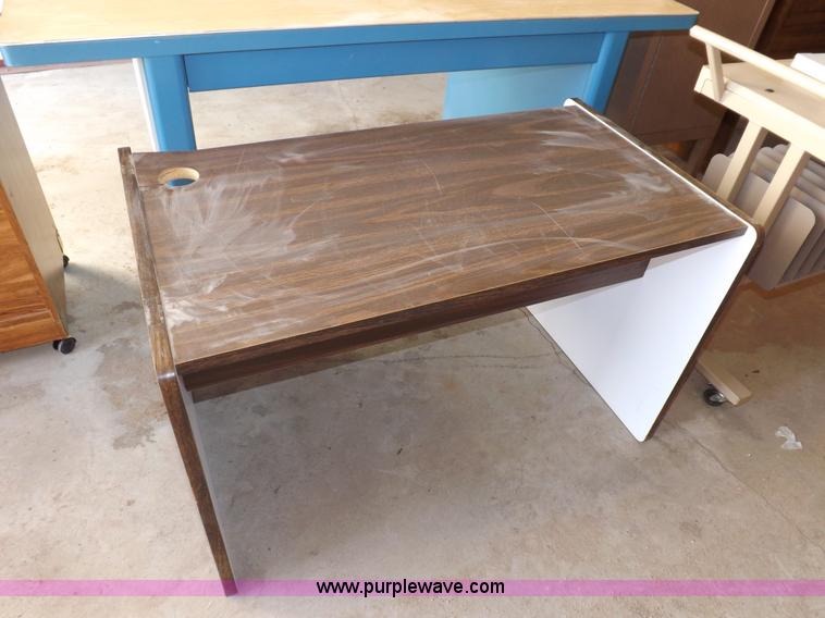 image for item I7507 Assorted office furniture