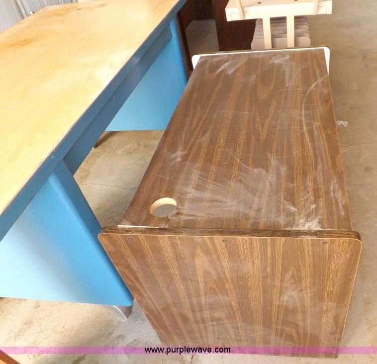 image for item I7507 Assorted office furniture