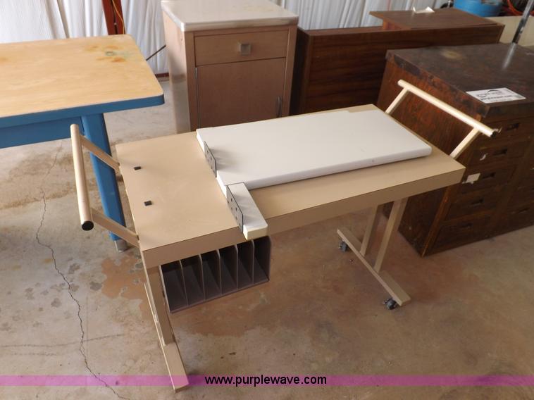 image for item I7507 Assorted office furniture