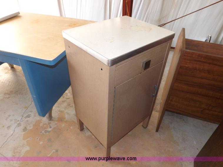 image for item I7507 Assorted office furniture