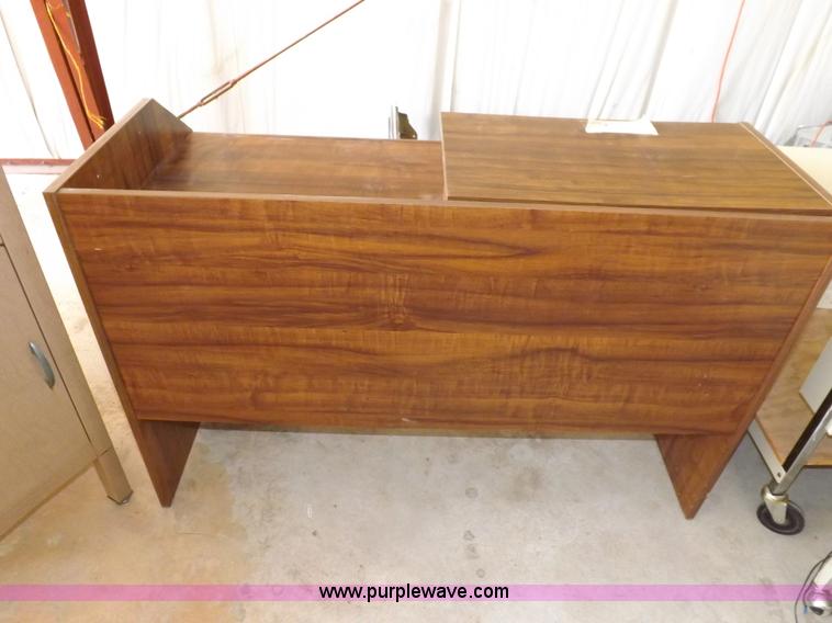 image for item I7507 Assorted office furniture