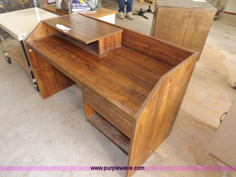 image for item I7507 Assorted office furniture