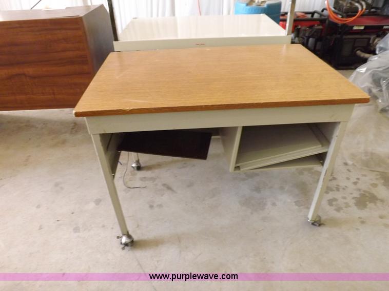 image for item I7507 Assorted office furniture