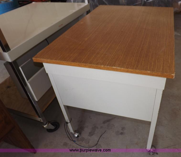 image for item I7507 Assorted office furniture