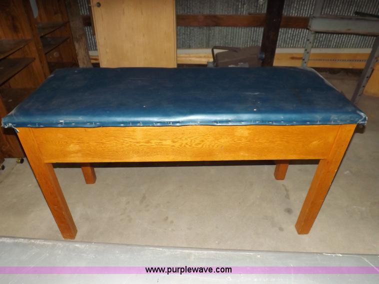 image for item I8370 Assorted desks, podiums, and tables