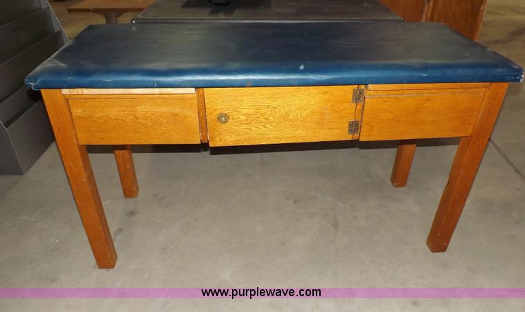 image for item I8370 Assorted desks, podiums, and tables