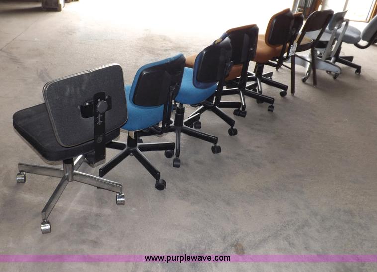image for item I8383 (9) assorted office chairs