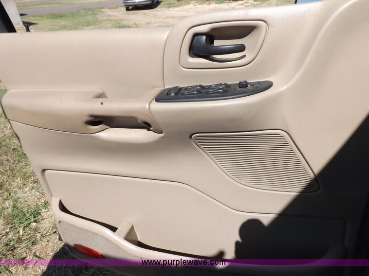 image for item I8490 2000 Ford Windstar LX van