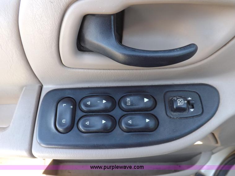 image for item I8490 2000 Ford Windstar LX van