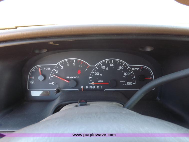 image for item I8490 2000 Ford Windstar LX van