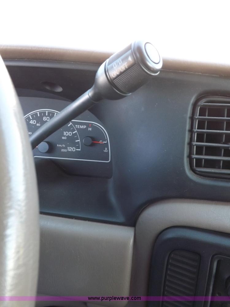 image for item I8490 2000 Ford Windstar LX van