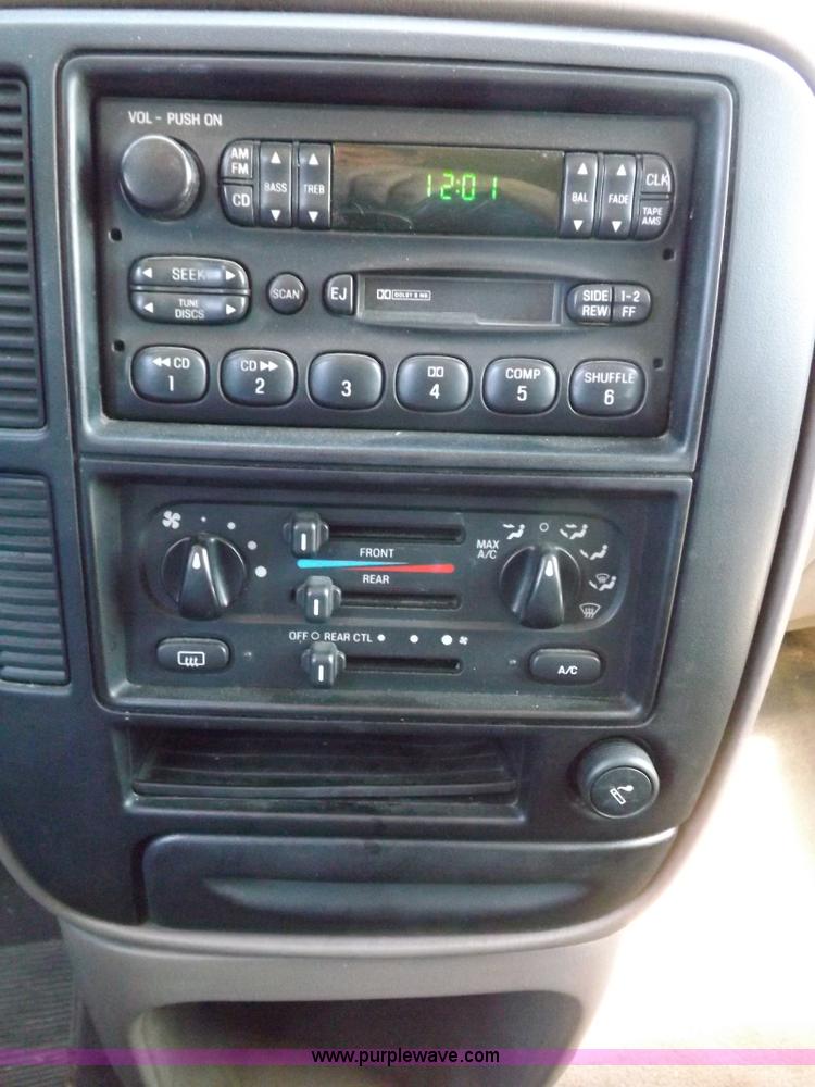 image for item I8490 2000 Ford Windstar LX van