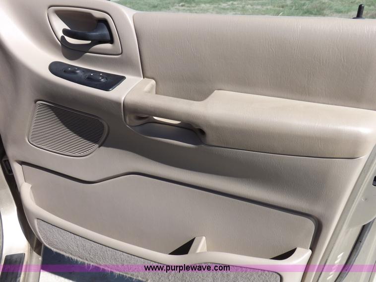 image for item I8490 2000 Ford Windstar LX van