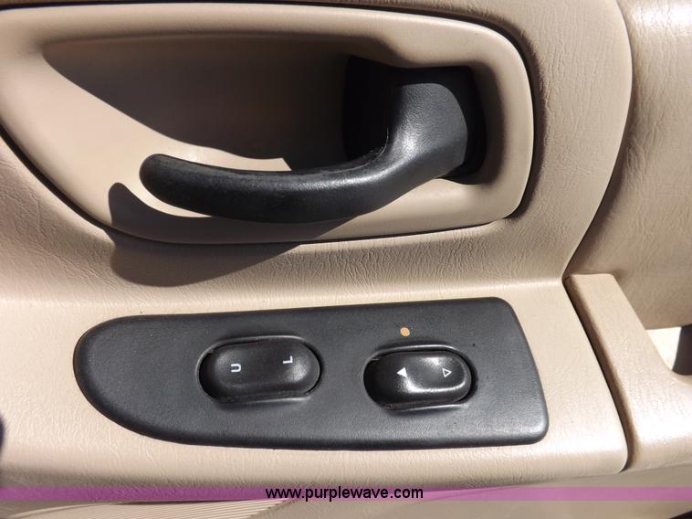 image for item I8490 2000 Ford Windstar LX van