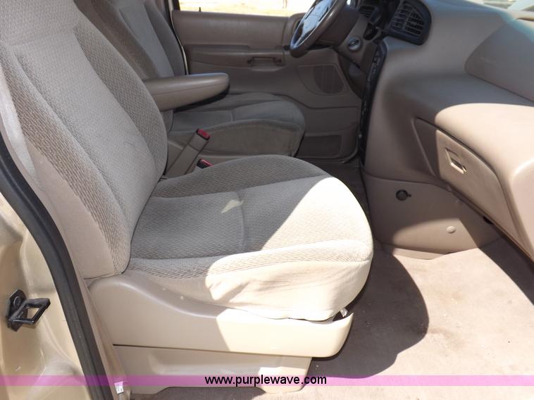 image for item I8490 2000 Ford Windstar LX van