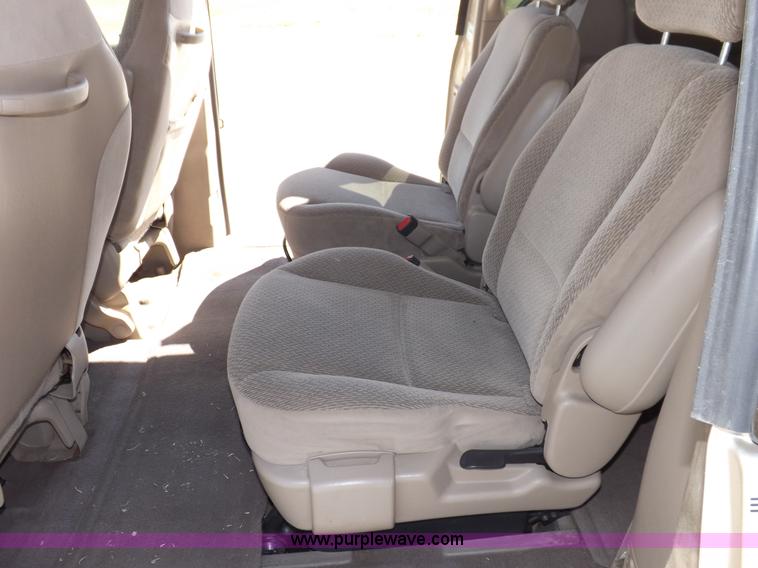 image for item I8490 2000 Ford Windstar LX van