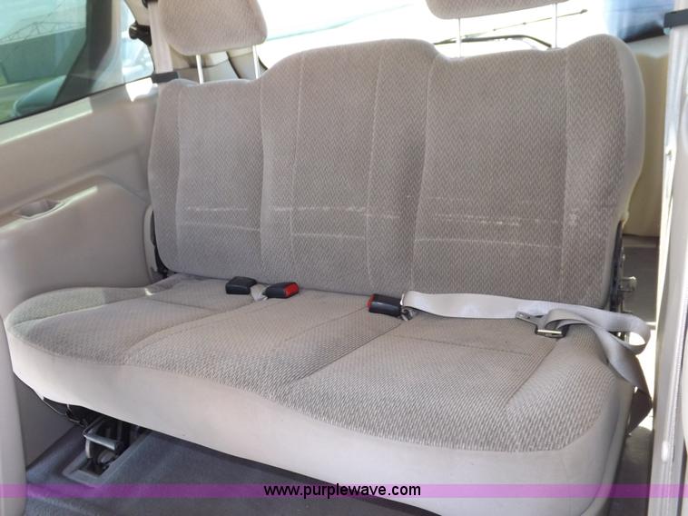 image for item I8490 2000 Ford Windstar LX van