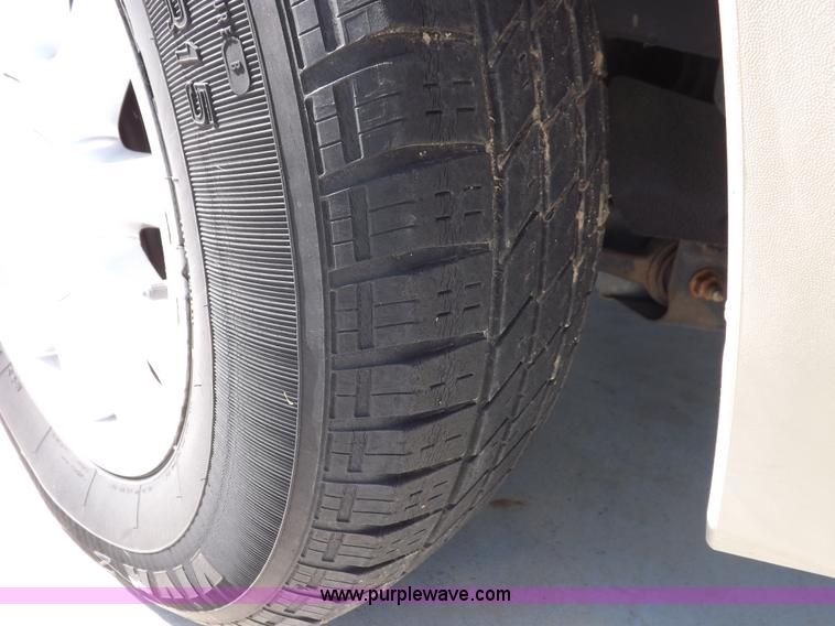 image for item I8490 2000 Ford Windstar LX van