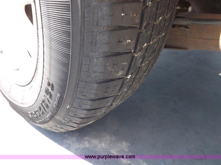 image for item I8490 2000 Ford Windstar LX van