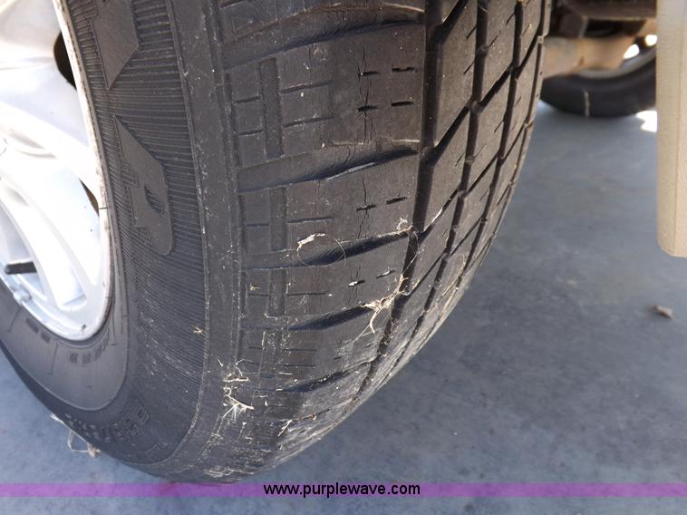 image for item I8490 2000 Ford Windstar LX van