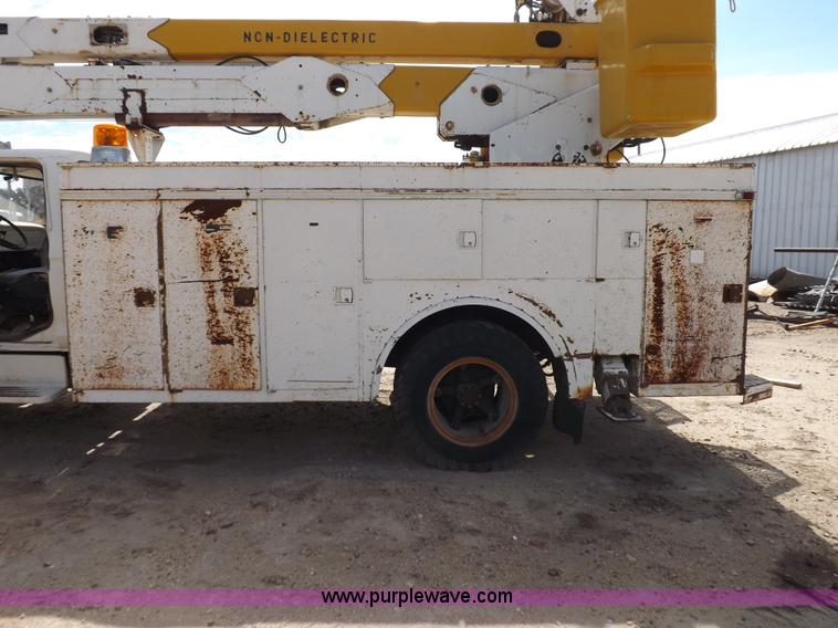 image for item I8492 1975 Ford F750E bucket truck