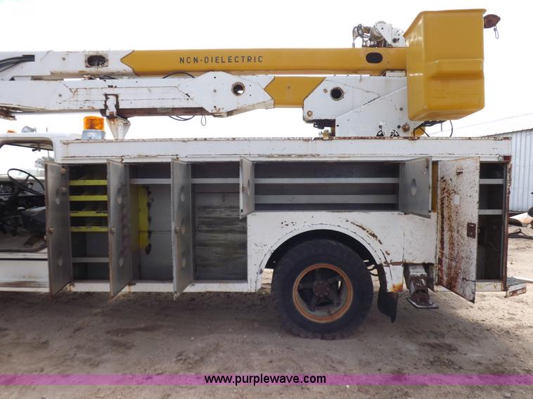 image for item I8492 1975 Ford F750E bucket truck