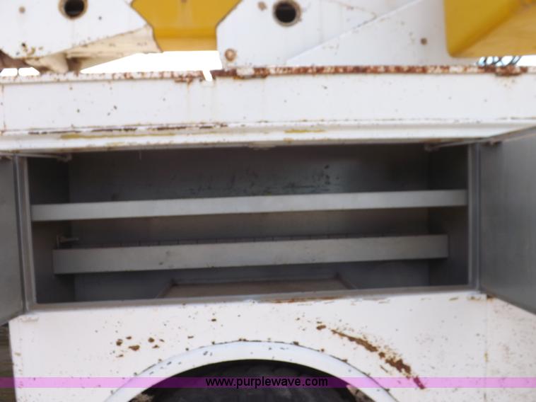 image for item I8492 1975 Ford F750E bucket truck