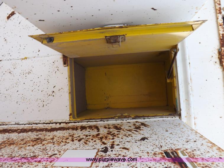 image for item I8492 1975 Ford F750E bucket truck