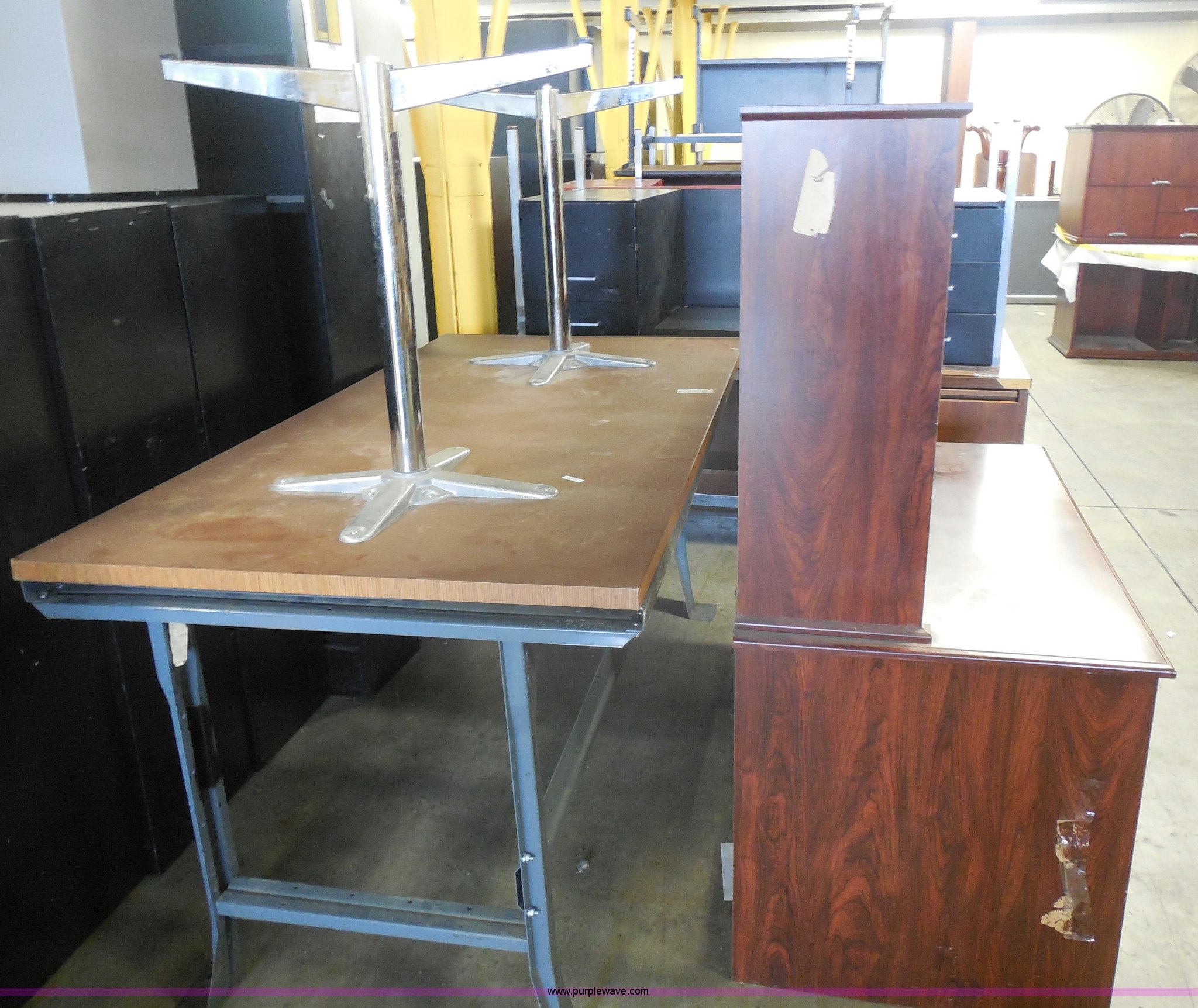 (7) assorted desks in Wichita, KS Item AR9173 sold Purple Wave