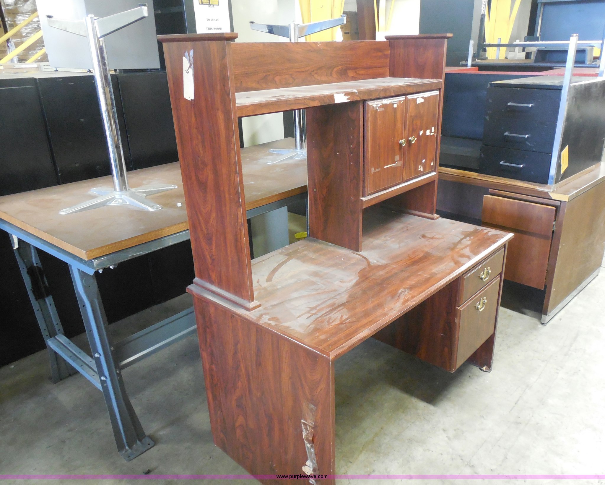 (7) assorted desks in Wichita, KS Item AR9173 sold Purple Wave