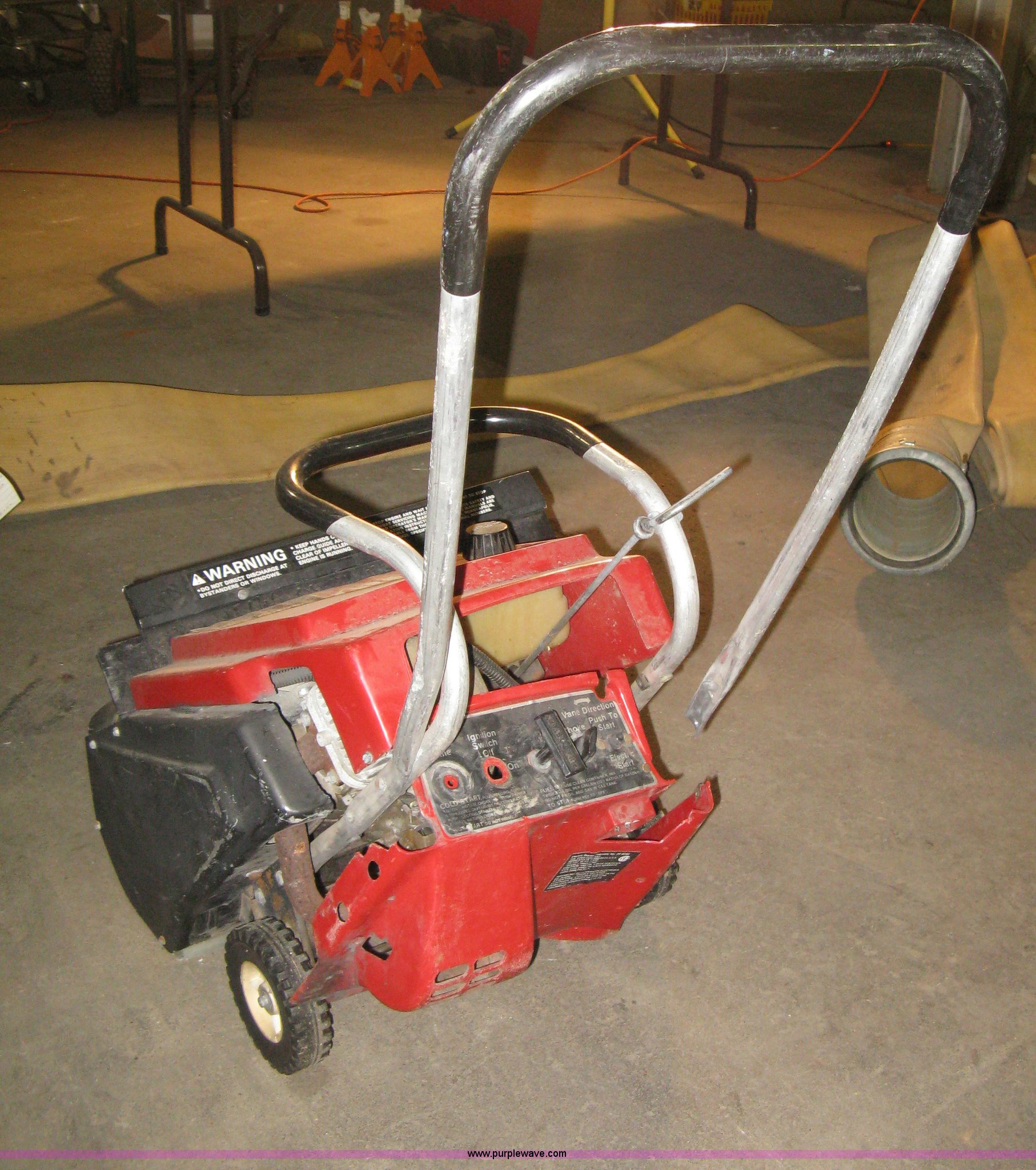 Toro S200 snow blower in Wichita, KS Item AV9010 sold Purple Wave