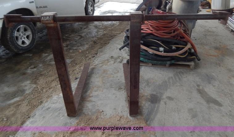 image for item AU9721 Case 580C backhoe bucket forks