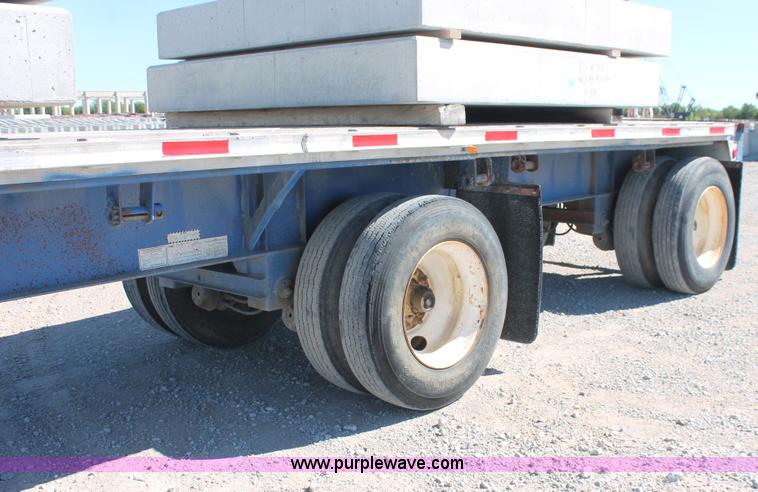 image for item H8439 1997 Fontaine LFTN-6-8048WSAK flatbed spread axle trailer