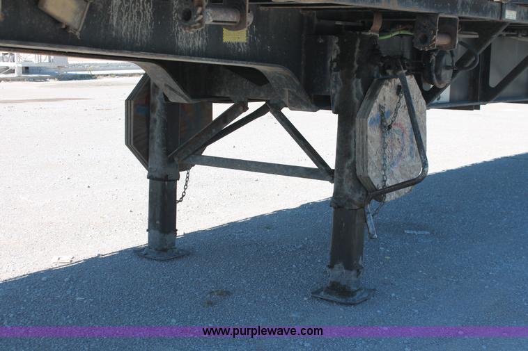 image for item H8445 2001 Fontaine TP-4-4880SL flatbed tri axle stretch trailer