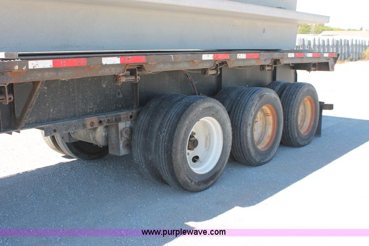 image for item H8445 2001 Fontaine TP-4-4880SL flatbed tri axle stretch trailer