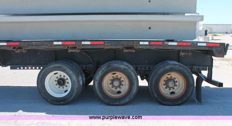 image for item H8445 2001 Fontaine TP-4-4880SL flatbed tri axle stretch trailer