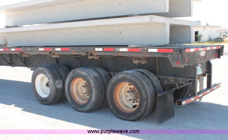 image for item H8445 2001 Fontaine TP-4-4880SL flatbed tri axle stretch trailer