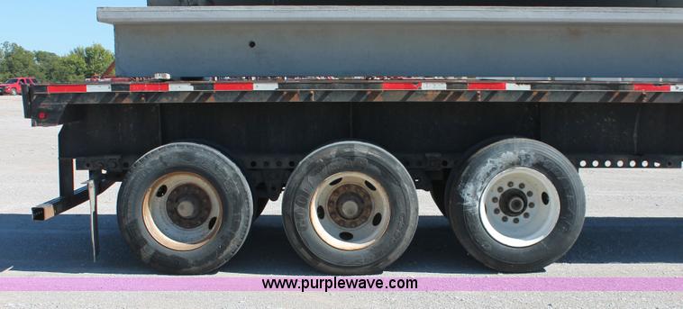 image for item H8445 2001 Fontaine TP-4-4880SL flatbed tri axle stretch trailer
