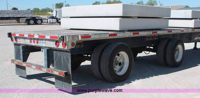 image for item H8454 2000 Utility flatbed tandem axle float trailer