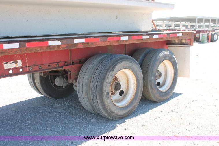 image for item H8457 1989 Fruehauf flatbed tandem axle float trailer