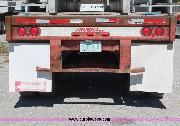 image for item H8457 1989 Fruehauf flatbed tandem axle float trailer