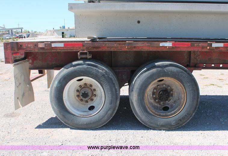 image for item H8457 1989 Fruehauf flatbed tandem axle float trailer