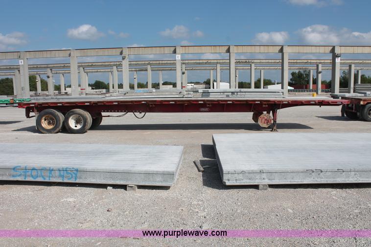 image for item H8473 1986 Utility 40' flatbed float trailer