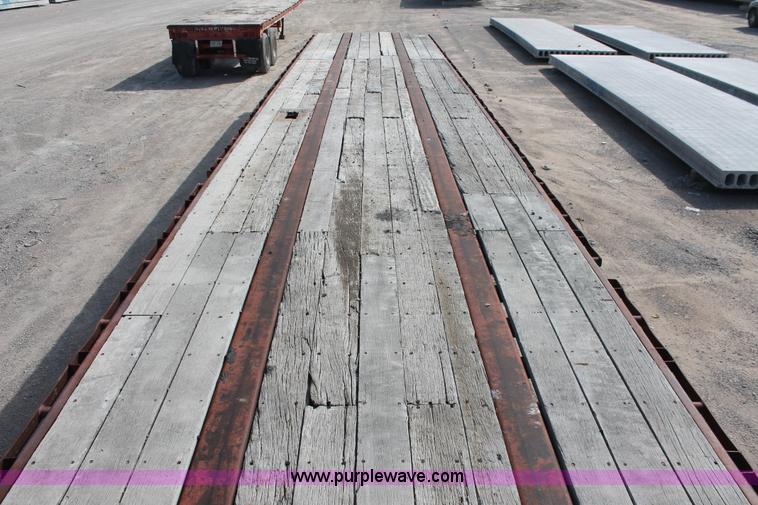 image for item H8473 1986 Utility 40' flatbed float trailer