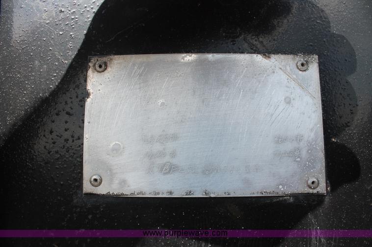 image for item H8483 2000 L&L 20' gooseneck trailer