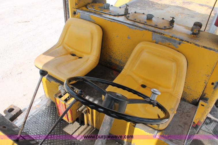image for item I4739 1974 Hyster lift truck