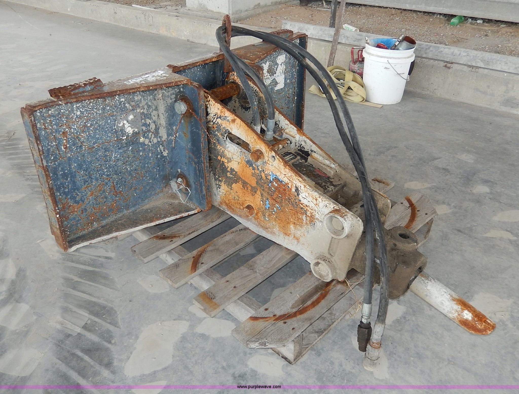 IPC HH500 skid steer jack hammer attachment in Broken Arrow, OK Item AA9653 sold Purple Wave